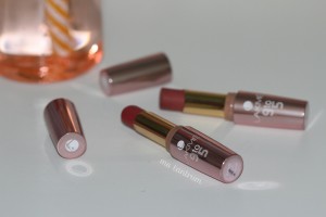 lakme 9to5 lipsticks in Red Chaos and Toffee Nexus 